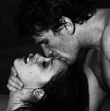 قوية للحد الذي لن تكسرني فيه قسوتك وضعيفة أنهار أمام كلمة كورقة تعبث بها رياح الخريف