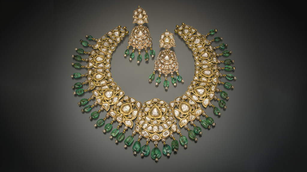 GIAnews's tweet image. The 18th century gold horn pendant features a 125 ct Colombian emerald. The 17th century Hand of Vishnu (2) and 18th century necklace and earrings (3) are set with Golconda diamonds and Colombian emeralds. Learn more: bit.ly/3znd5te Photo: Robert Weldon/ GIA.