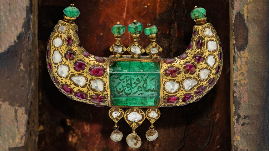 GIAnews's tweet image. The 18th century gold horn pendant features a 125 ct Colombian emerald. The 17th century Hand of Vishnu (2) and 18th century necklace and earrings (3) are set with Golconda diamonds and Colombian emeralds. Learn more: bit.ly/3znd5te Photo: Robert Weldon/ GIA.