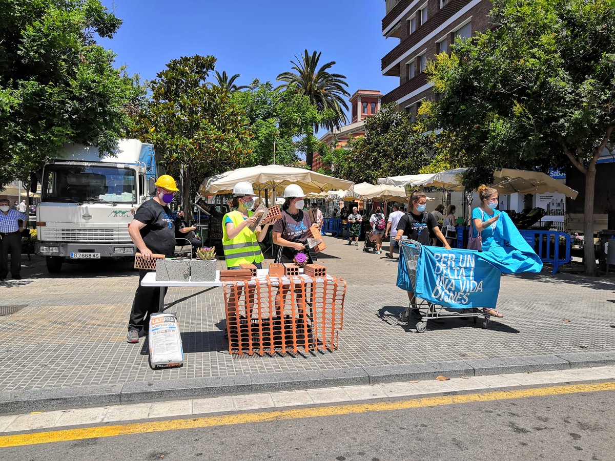 niunpamdeterra's tweet photo. 🤗Gràcies per acudir a la cita d'aquest matí al Prat de LLobregat! La calor🌞no ha frenat el clamor en defensa del Delta del Llobregat i contra les amenaces de l'ampliació de l'aeroport i l'especulació immobiliària✊ #ProuAmpliacions #StopARESud
Fotos: @pratllibertari https://t.co/8PuYDongYt