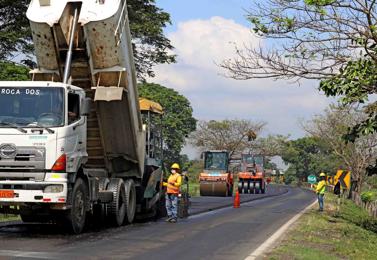 PrefGuayas's tweet photo. ¡Ratificamos nuestro compromiso de levantar a Guayas con trabajo imparable!

@6SusanaGonzalez, prefecta del Guayas, dispuso trabajos de asfaltado en 5 km de la vía a Salitre, a la altura del recinto Los Sauces. https://t.co/UCanK6yzIH