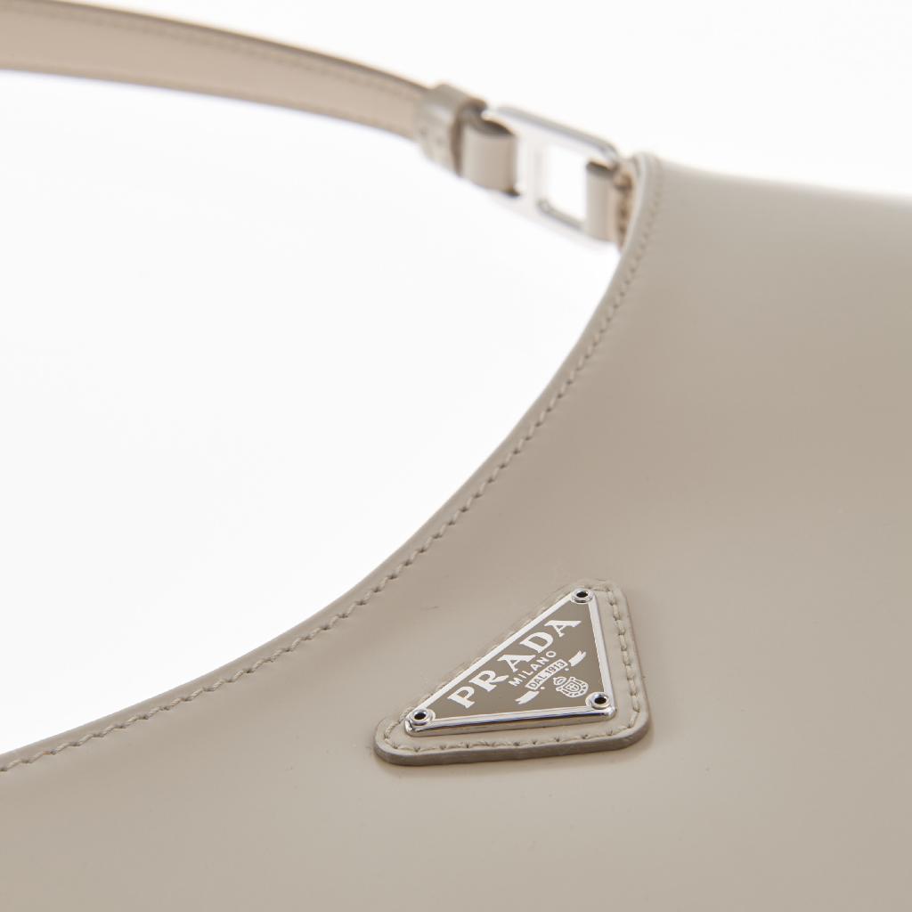 Prada's tweet photo. The minimalistic style that put #Prada on the map.
Discover new bags with a retro twist: https://t.co/K8umqZWwpN https://t.co/SfVRndKlQw