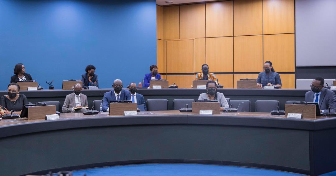 IGIHE's tweet photo. AMAFOTO: Perezida Paul Kagame yayoboye Inama y’Abaminisitiri yitezwemo ingamba nshya zo gukumira icyorezo cya Covid-19 https://t.co/2FVakbFYvN