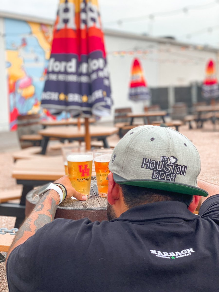 UHHispanicAlum's tweet photo. ❤️ this post if you love Houston Beer 🍻
@olalde_josh with the 🔥 UHHAA x @karbachbrewing shots 📸 #KarbachCoogs #GoCoogs
We need your support to sell out these Limited Edition UH HAA Pint Glasses!
🗓 6/18, 6-9pm📍Karbach https://t.co/Apq9kbN86p