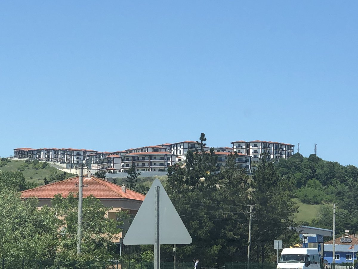 Samsun-Bafra yolu. Bu güzelim tepe hiç bir yeşil alan bırakılmadan betonlaşmış. Bu nasıl bir imar mantığı. Sorumlusu kim acaba?