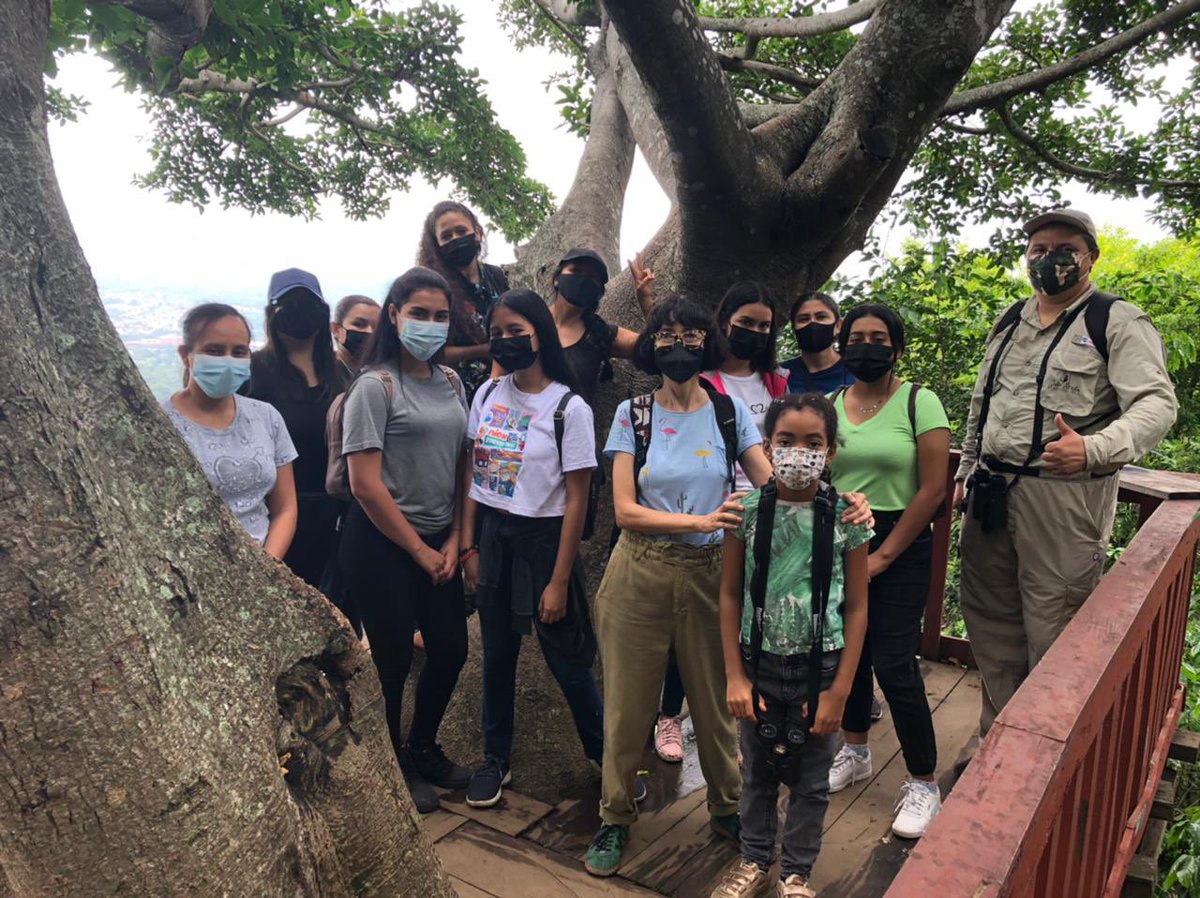 CCESV's tweet photo. ¡Chicos y grandes conociendo más sobre las especies de aves de El Salvador que en el Eco-Parque habitan, un recorrido gracias a Julio Acosta @ElSalvadorBirds ! #Alertaplaneta #Pajareada https://t.co/s6ZTMIuQQu