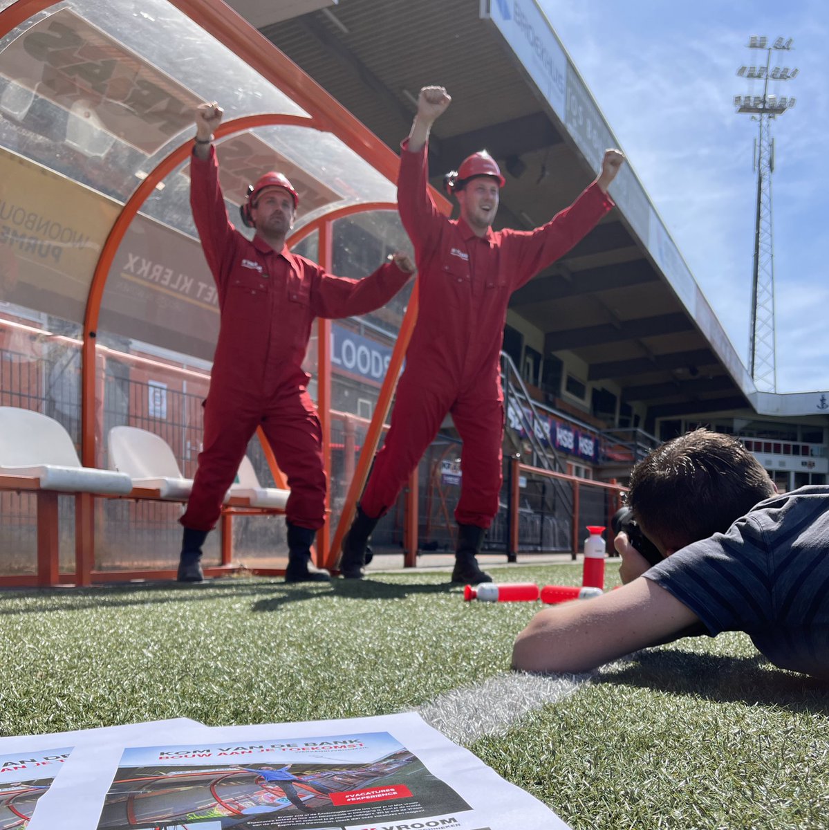 thedatabakery's tweet image. Wat leuk dat ook gekke, out of the box ideeën mogen worden uitgewerkt. Een foto in een voetbalstadion, waarom ook niet? 
#komvandebank