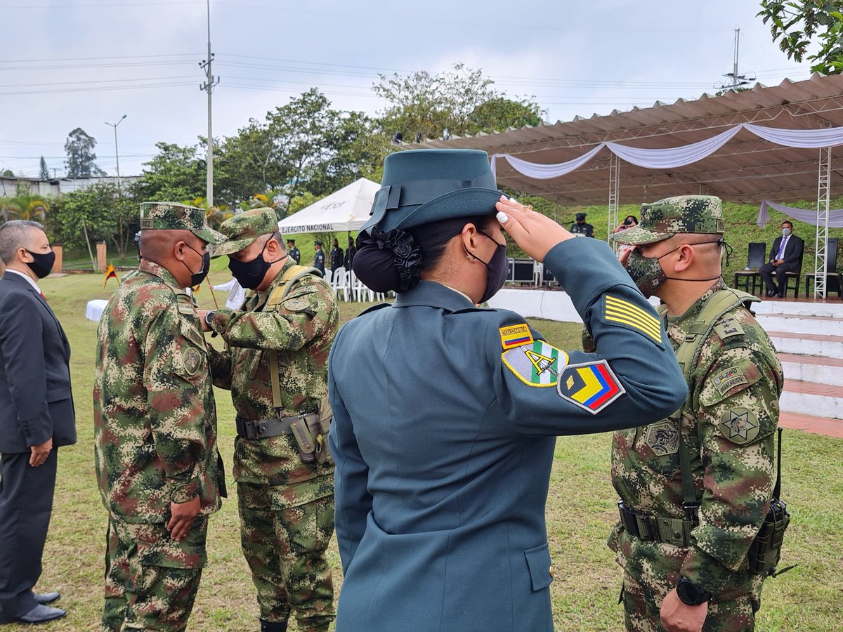 Ejercito_Div5's tweet photo. En medio de la conmemoración de los 202 años del arma de Logística, en el #BASPC8, se reconoce la labor y entrega de quienes defienden la frase, ÍNTEGROS Y VALIENTES, comprometidos con el @COL_EJERCITO y la patria. https://t.co/vyRTG6yQMq