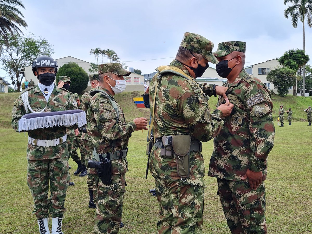 Ejercito_Div5's tweet photo. En medio de la conmemoración de los 202 años del arma de Logística, en el #BASPC8, se reconoce la labor y entrega de quienes defienden la frase, ÍNTEGROS Y VALIENTES, comprometidos con el @COL_EJERCITO y la patria. https://t.co/vyRTG6yQMq