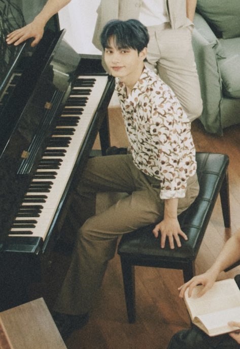dilfwens's tweet photo. JUNHUI  AND  CHAIRS  ARE  #INSEPARABLE  #MADE_FOR_EACH_OTHER #OTP #TRUE_LOVE https://t.co/Z1eNdRHKhh