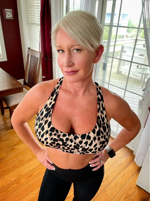 Do you think the guys at the gym will like my new leopard top? Retweet if you think so! 😘#sexysaturday