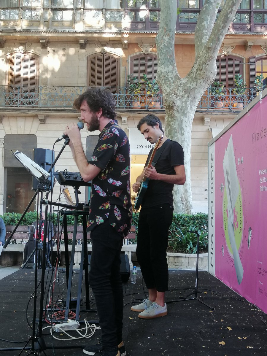 llibreters's tweet photo. Poesia i música, tot recordant 'Poeta en Nueva York'. Amb Simone i Daniel Martínez Bauzá
#firallibrepalma Passeig del Born de #Palma Aquí ens trobau amb llibres i activitats fins a les 21h https://t.co/ZptFmbSB5d