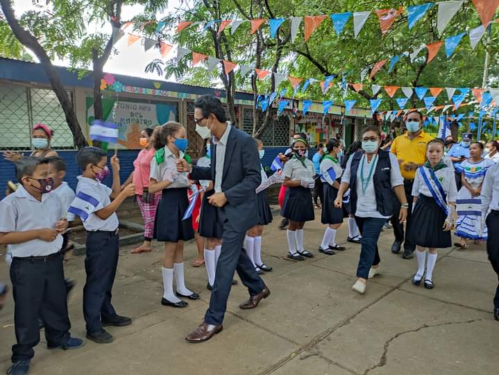 🚨Sr. Young-Sam Choi, Embajador de Corea, Cra. Miriam Ráudez, Ministra de Educación y Comunidad Educativa participan en siembra de Árbol de Madroño, en el Centro Educativo Las Brisas, Distrito II, Managua.
#SiguimosCambiandoNicaragua 
@Ivan_Silva_02 
@SanchezZucelly 
@Xeras_BD