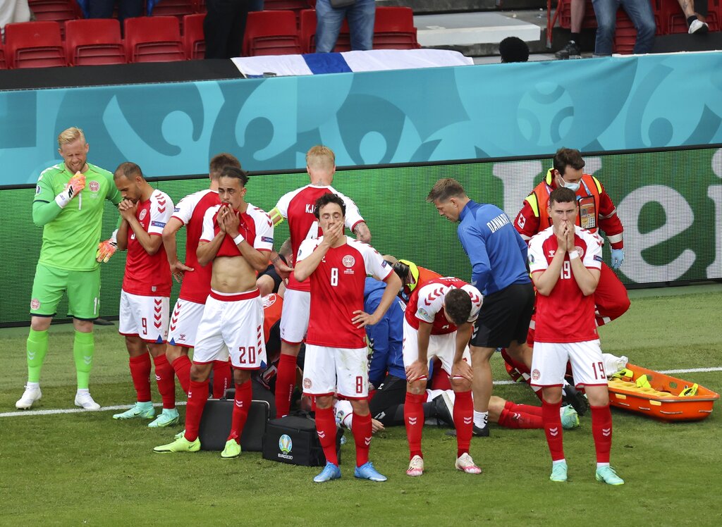 #SekilasBolanet Laga Denmark vs Finlandia harus terhenti sementara setelah Christian Eriksen Kolaps di pinggir lapangan.  Semoga Eriksen baik-baik saja Bolaneters.  😭😭😭