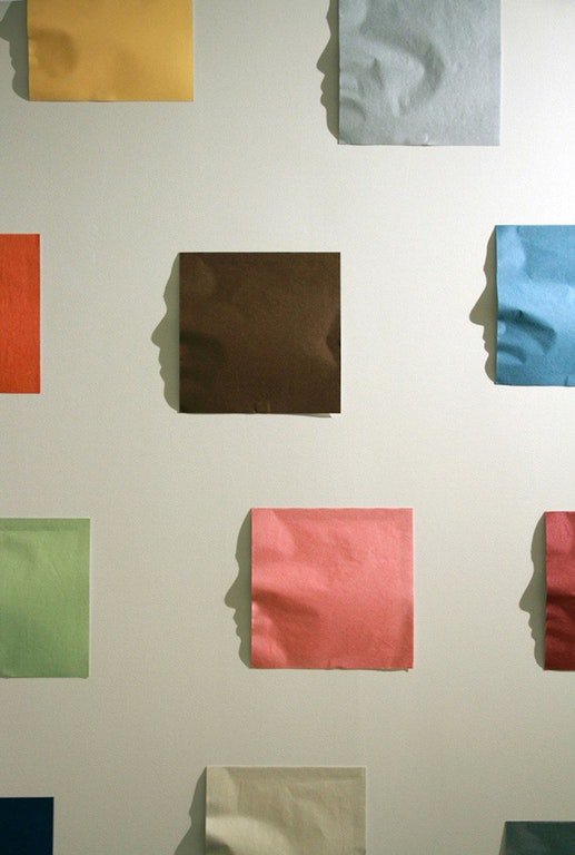 Rainmaker1973's tweet photo. This extraordinary piece by artist Kumi Yamashita created for the American Express office lobby in Tribeca, New York, was realized using carefully creased origami paper and a single light source to sculpt the employees profiles from their photos https://t.co/Qn5yX6bi0I https://t.co/Gp0tIE8Bpc
