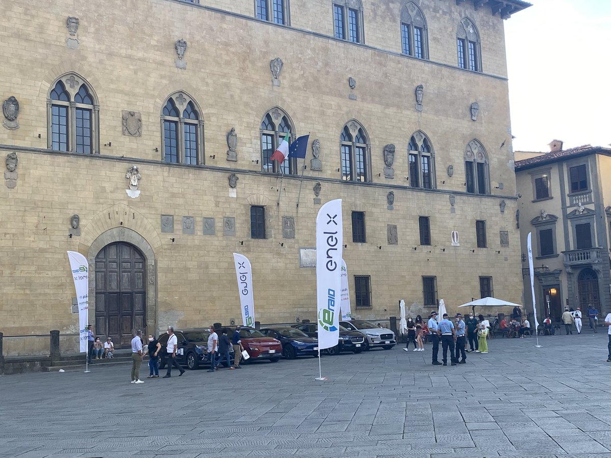sabbatini's tweet photo. La carovana dell’ #eRaid elettrico è arrivata a #Pistoia. Colpo d’occhio fantastico delle auto elettriche parcheggiate in piazza del Duomo dall’alto della torre campanaria della cattedrale di San Zeno #Eraid #EnelX #Italo #TargaTelematics https://t.co/E6YCIPeI6D