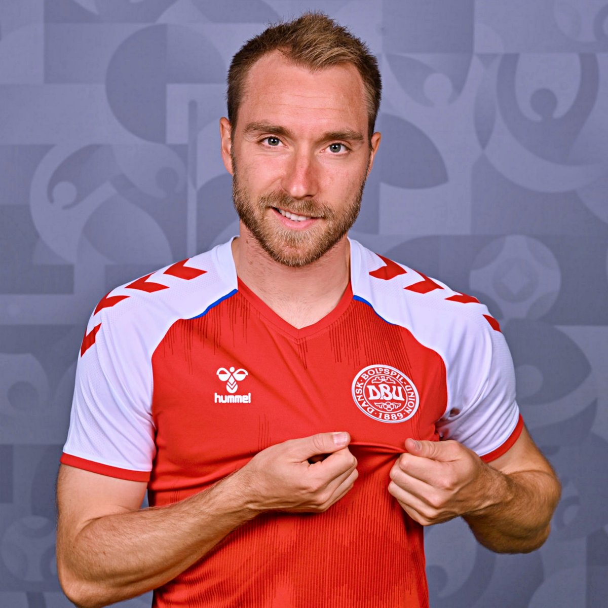 Dinamarca - Finlândia foi suspenso depois de Eriksen ter caído inanimado no relvado.

Os nossos pensamentos estão contigo, <a href="/ChrisEriksen8/">Christian Eriksen</a> 🙏