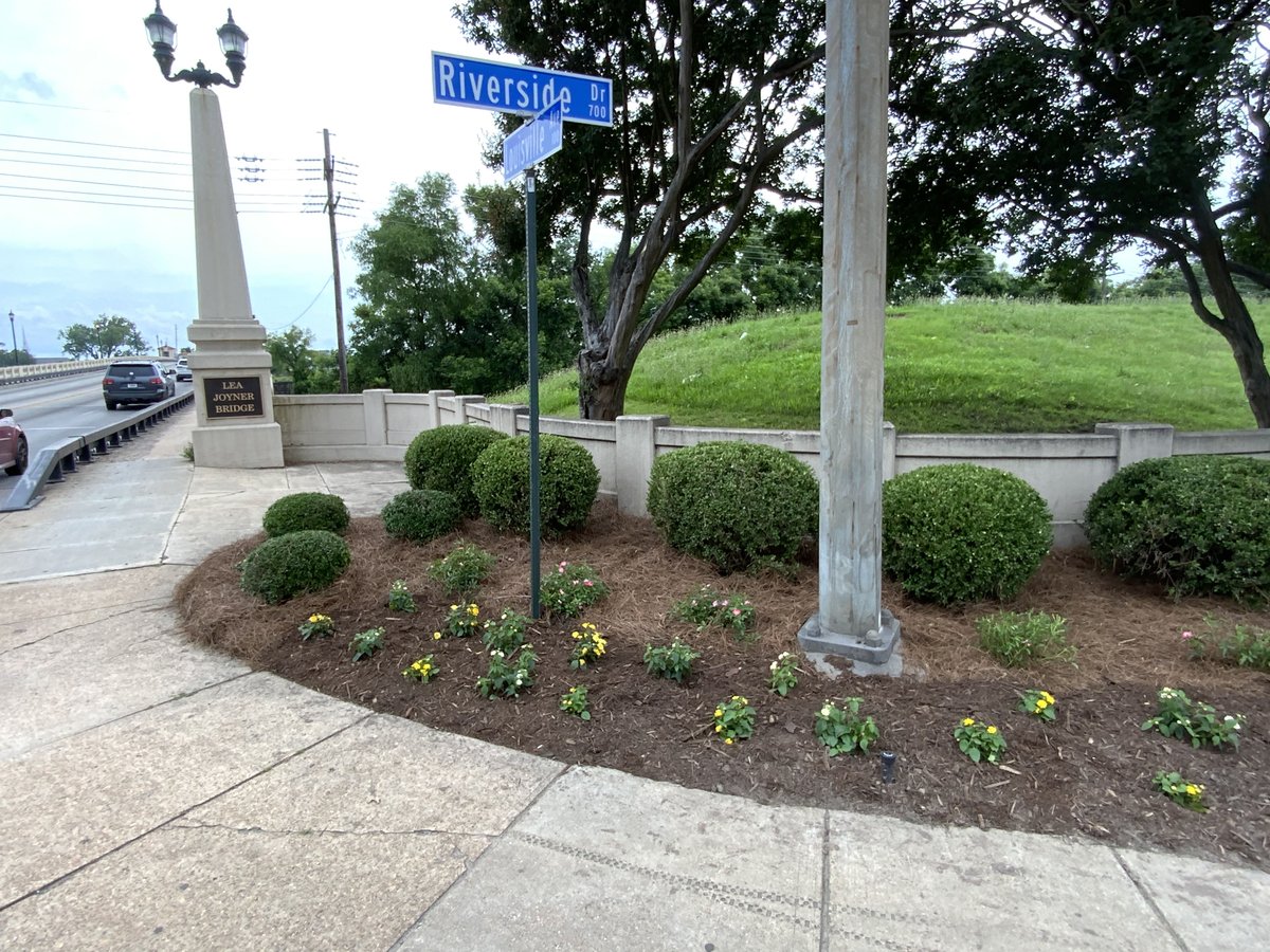 Thank you to CarTown for beautiful flower beds at the foot of the Louisville Bridge! They add to the beauty of our city and Mayor Ellis and the City of Monroe appreciate your commitment to their maintenance! Make sure to drive by and check the beds out! #oneroe