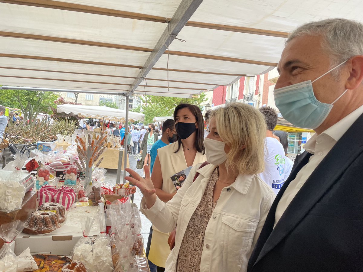 le92cvous's tweet photo. Nous étions ce matin au marché avec @barbarapompili et @JMaireofficiel pour échanger avec les Suresnois sur notre programme ! 

#departementales2021 #suresnes #nanterre #le92cvous https://t.co/ju8dGBx5XL
