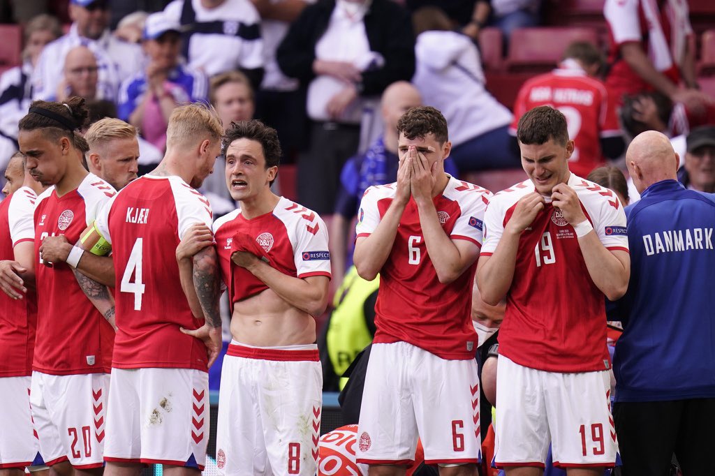 Heróis 🇩🇰🙏🏻 #DEN #EURO2020