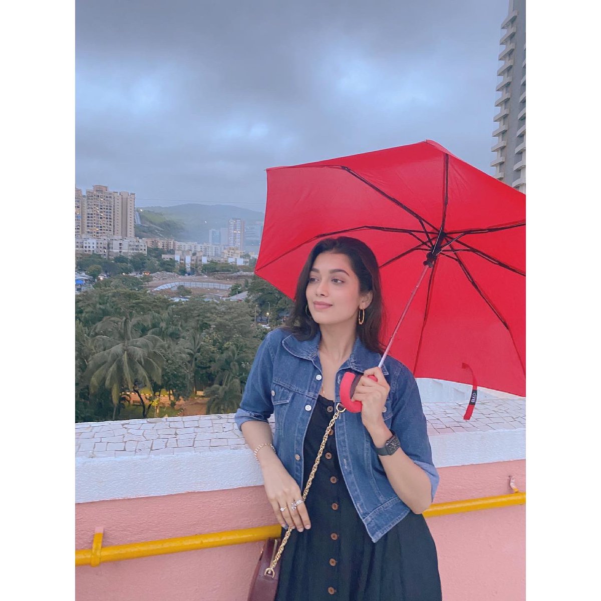 DiganganaS's tweet photo. Ain’t no rain but m set under my umbrella 🌹 https://t.co/WwLAcawOr1