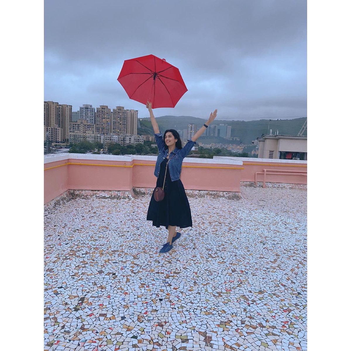 DiganganaS's tweet photo. Ain’t no rain but m set under my umbrella 🌹 https://t.co/WwLAcawOr1