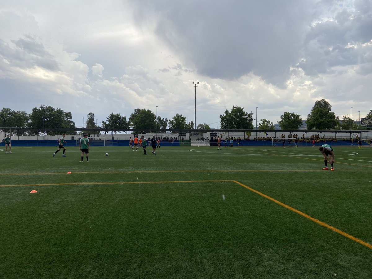 Qué bonito está el campo con las dos aficiones animando.
11 inicial con:
OSCAR,GIANLU,MACHUCA, JUANMA, ALBERTO, RAUL, JIMÉNEZ, LOZANO, MUSTA, ROBLES Y KIKE