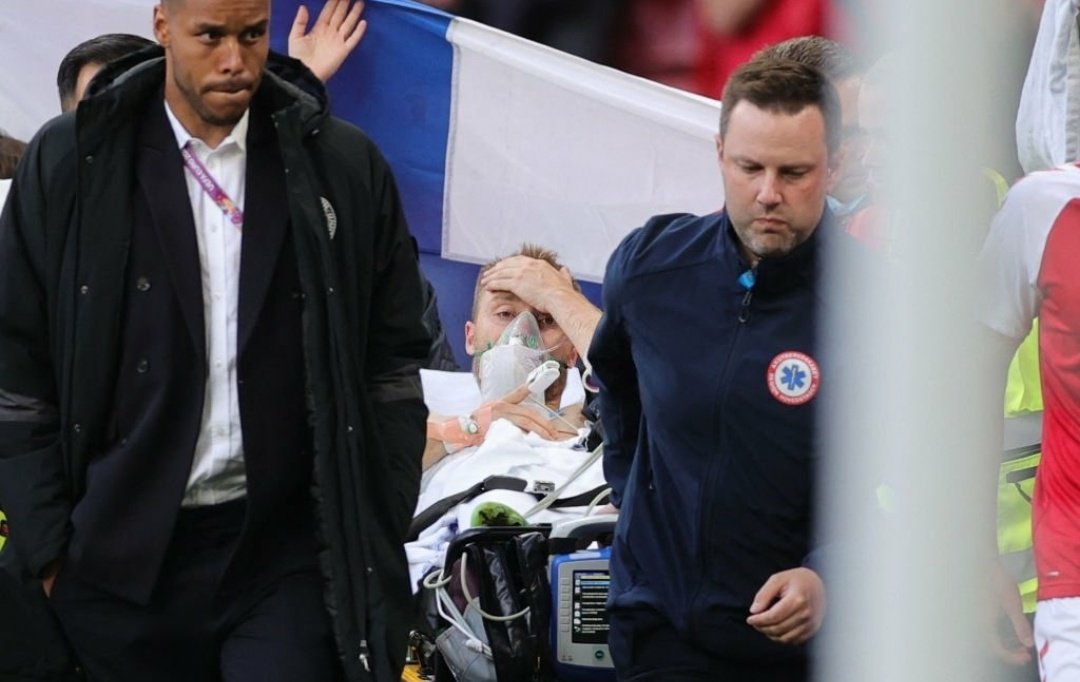 UTDCJ_'s tweet photo. encouraging signs. Eriksen is responsive ❤️❤️ #prayforeriksen https://t.co/uCh7X6fpik