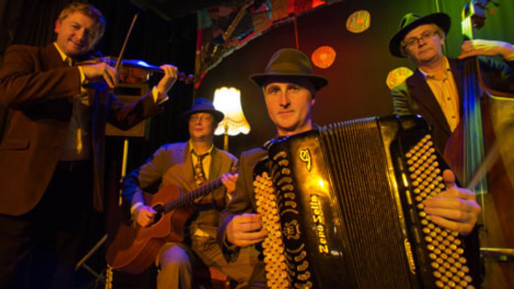 BobJBlizzard's tweet photo. LOWESTOFT JAZZ WEEKEND Sept 16-19
https://t.co/AqelQ4eXW9
BUDAPEST CAFE ORCHESTRA Sept 18th 8pm The Seagull Theatre £15
Led by top jazz violinist, Christian Garrick, they play gipsy style jazzy tunes. Listen here: https://t.co/5QjmHgXC0E https://t.co/FqJuISxqlt