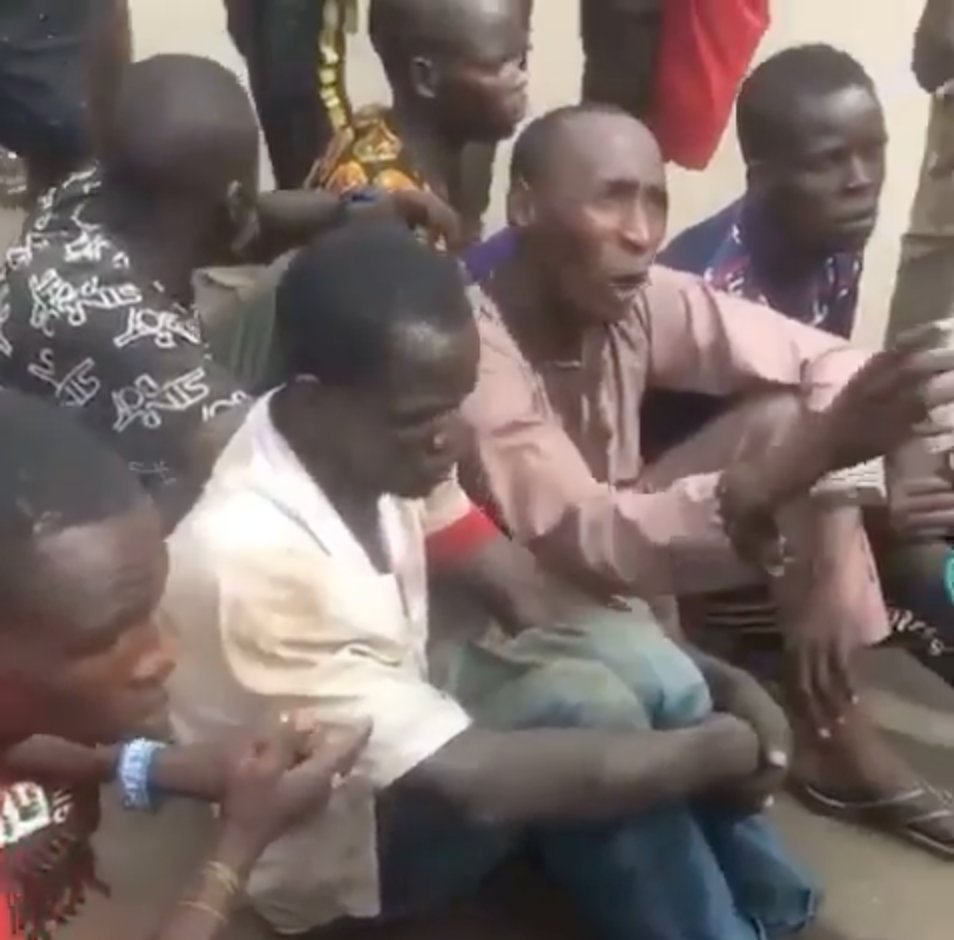 SaharaReporters's tweet image. BREAKING: June 12 Protesters Intercept Busload Of Northerners Going To Lagos, Recover Guns | Sahara Reporters bit.ly/3gJFIsb