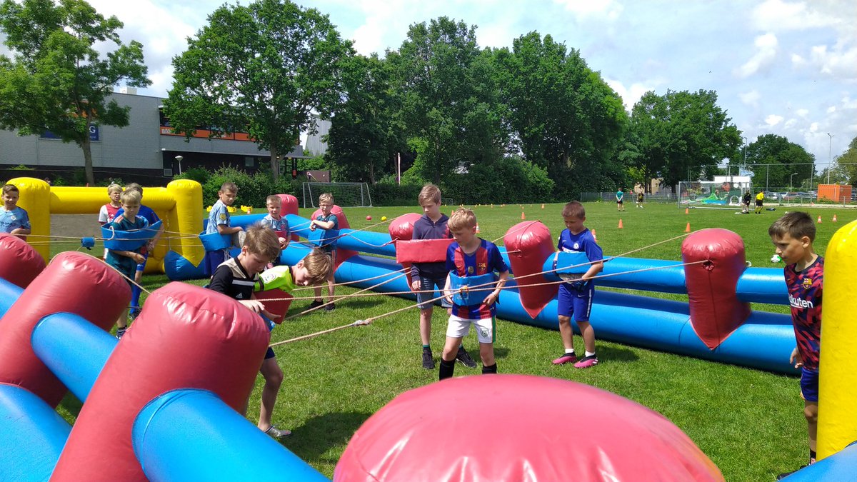 JO11-1 deed uiteraard mee aan de #voetbaldag <a href="/VVDOSK/">DOS Kampen</a>. Top dat we ook 4 gasten welkom mochten heten! Leuke middag gehad zo met elkaar