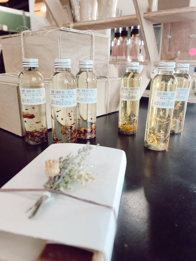 NYASHOPPE's tweet photo. New new new 
Body oils 🌞✨ all products on the site are ready to ship 
https://t.co/fNvWvMZl4n https://t.co/bdcuj8uYjM