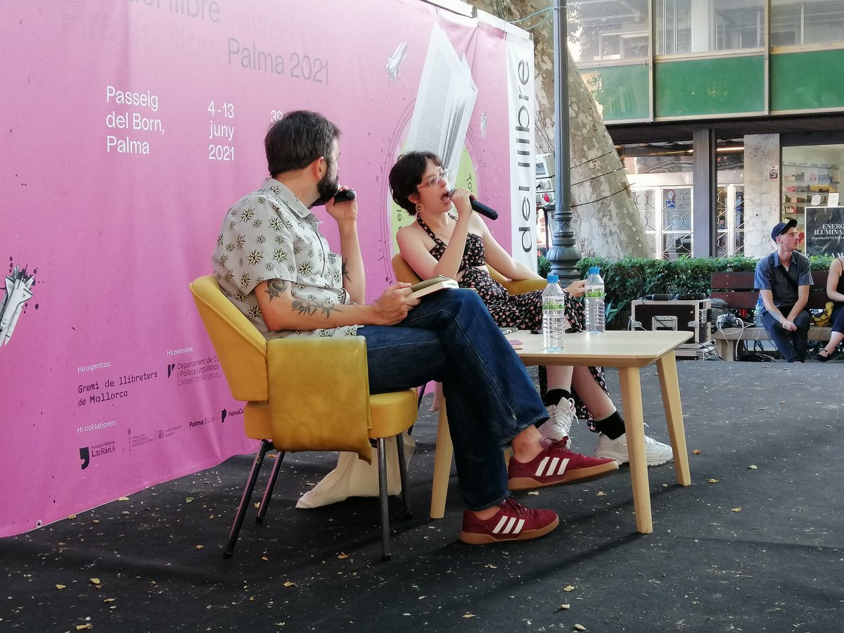 llibreters's tweet photo. Molta gent escoltant @lysduval a la #firallibrepalma acompanyada de Nadal Suau https://t.co/yugz0iuiHQ