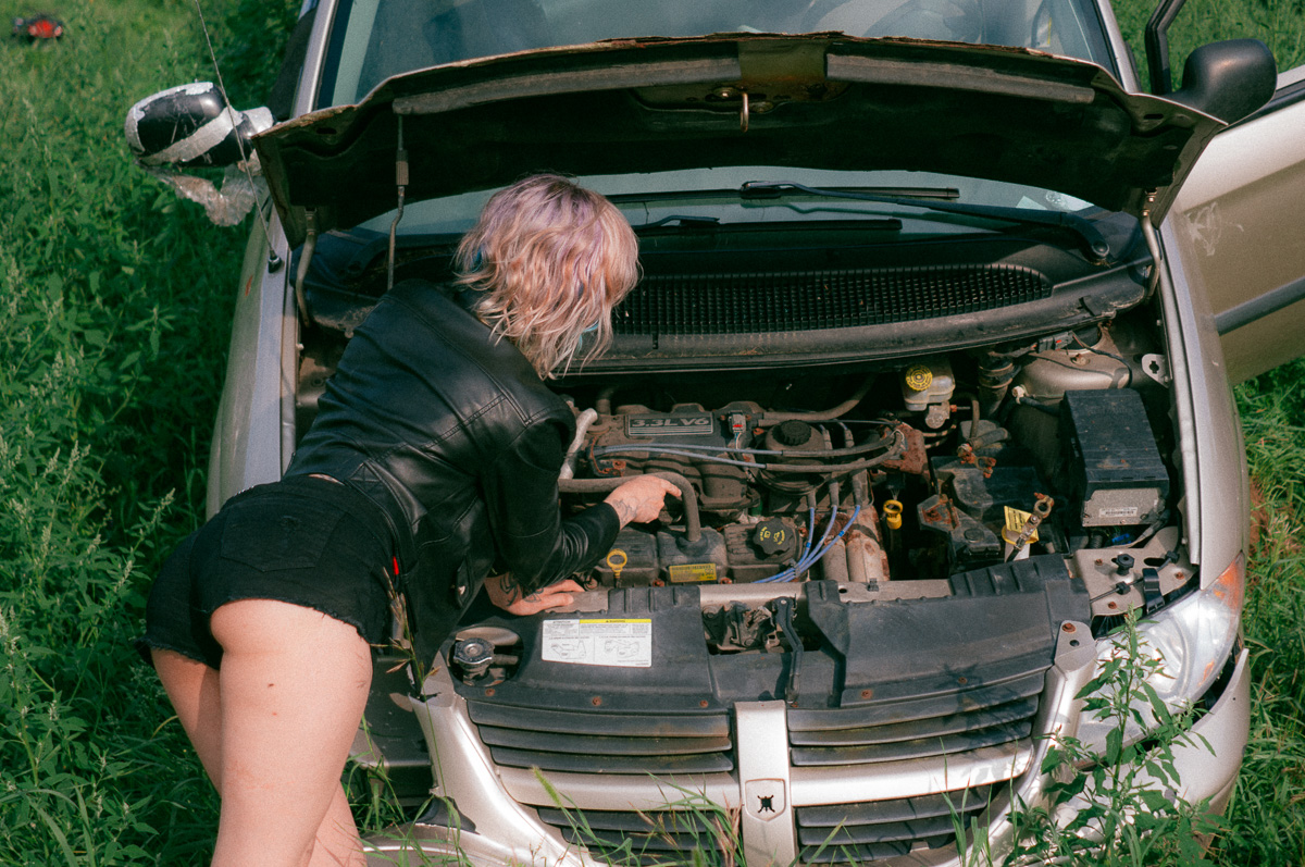 christinehager's tweet photo. How did It end up like this? 🤷🏼♀️🚘🤸♀️
https://t.co/YFqeLYhijC
#altmodel #frozenneptune #croptop #underthehood #sunglasses #crash #junkyard #unicornhair #pastelhair #globe_people #alltheoceanblues #creativecontentbuilders https://t.co/xH7Qv59FxD