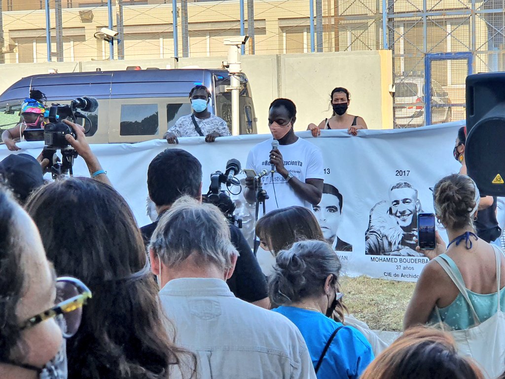 evabaror's tweet photo. La actual és discriminatòria, racista, vulnera #ddhh i contradiu el dret internacional. Hi ha altres opcions. La privació de llibertat, la opacitat, la crueltat, la discriminació i el racisme MAI són la via a res. https://t.co/YOaaxKxIME