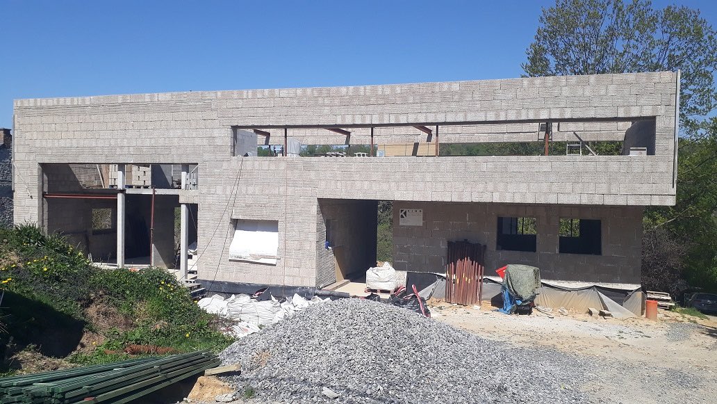 HanfVon's tweet photo. #ecomobility meets #ecobuilding for a #climaneutral #future #eu 
#hempblocks #teslamodels #sustainable #building #home #roadtrip #vonhanf #germany #ecofriendlyhome #co2neutral  #hemp #architecture #startup #nextlevel #Tesla @Tesla @elonmusk #ZeroEmissions https://t.co/uEzIQfmCcx https://t.co/J1vTyUkIxG