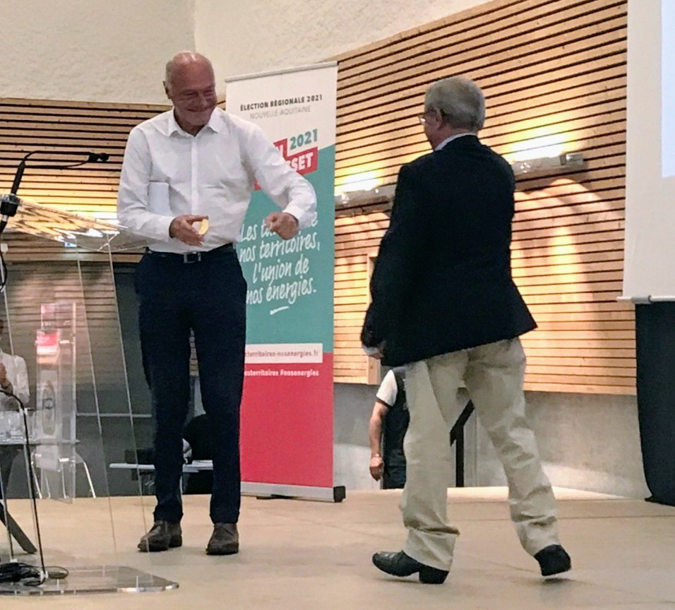 Quel plaisir d'être là. Je voulais faire ce premier meeting à Saint-Yrieix-la-Perche. Comme en 2015. J'ai besoin de vous voir. De vous convaincre car rien n'est jamais acquis. Et j'ai deux adversaires : le RN et l'abstention
#AR2021 #NouvelleAquitaine