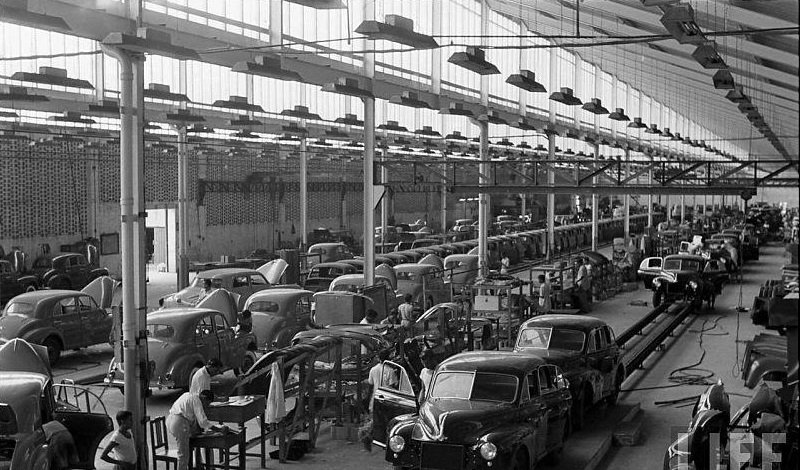 IndiaHistorypic's tweet photo. 1951 :: Assembly of Cars at Hindustan Motors Factory In Uttarpara , Calcutta 

( Photo - @LIFE ) https://t.co/hA5WnMdCY5
