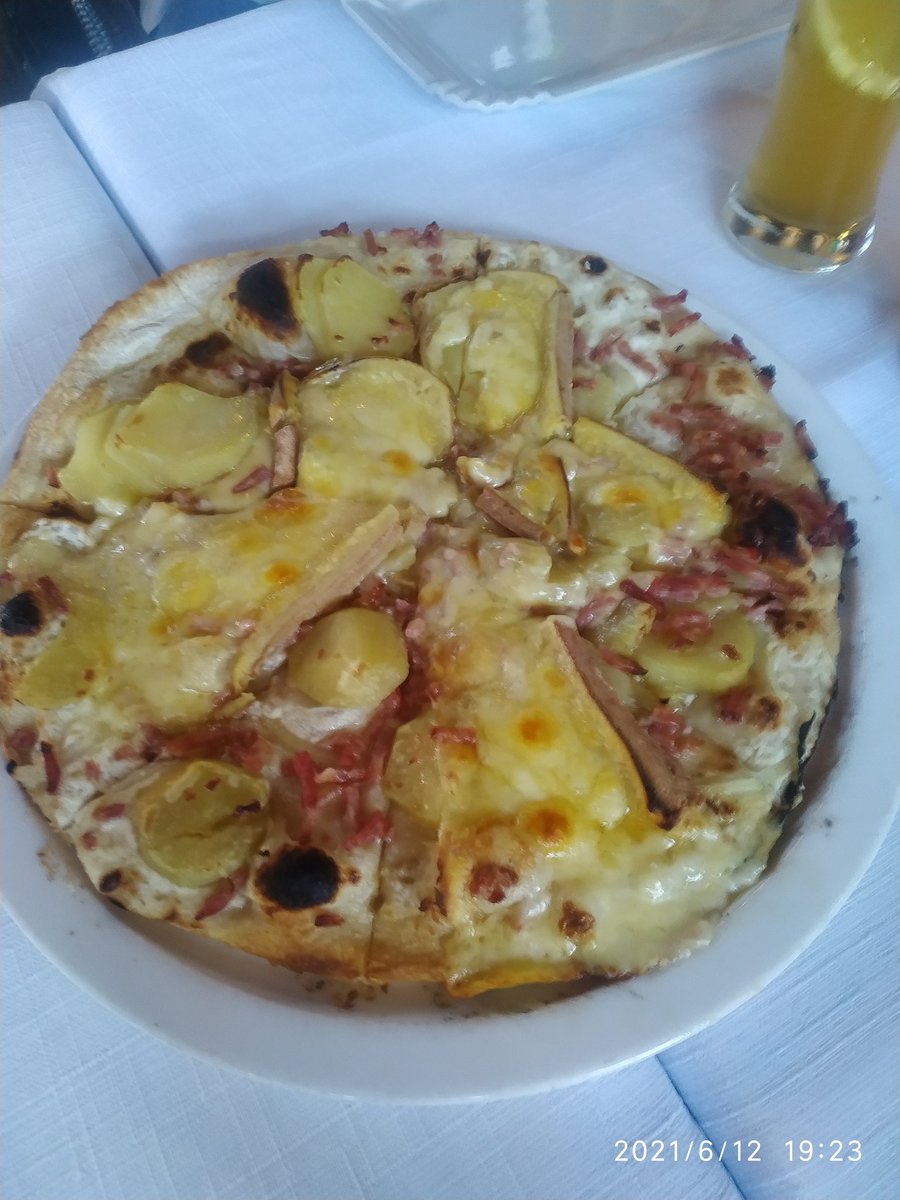 Sebferrez's tweet photo. Petite pizzas pour apéro https://t.co/SVhi7qS0Bk