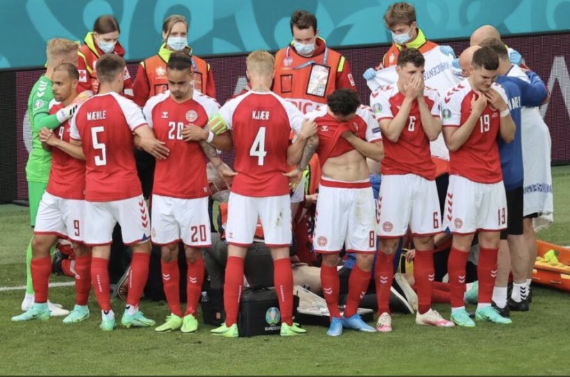 Cette photo et très dure est montre que le football est aussi un sport d’équipe. Courage à vous.