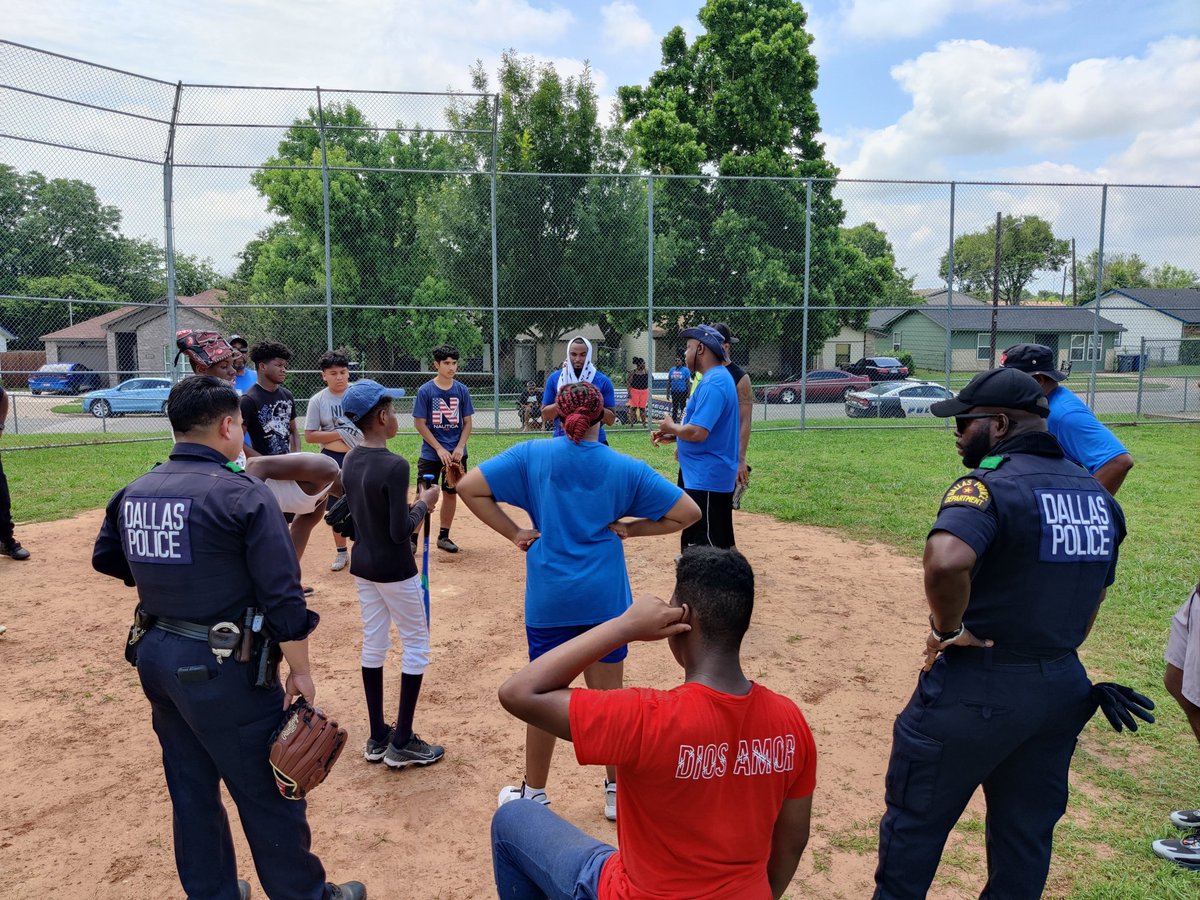 MiddleCurry's tweet photo. We love our community partners. Special thanks to No More Violence, chief Angela Shaw, DPD, KNON and 89.3FM for coming out to build bonds with the Highland Hills community. Thanks to Keithon Johnson for helping to coordinate this event @dallasschools @DallasPD @TheModel_8 @AIM2_0 https://t.co/7k4hB114yn