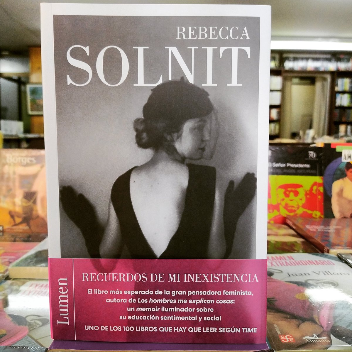 libcentral_'s tweet image. Recuerdos de mi inexistencia
Rebecca Solnit

Edita: @lumenedit 
@penguinlibrosco 

UNO DE LOS 100 LIBROS QUE HAY QUE LEER SEGÚN TIME

«Para Solnit, la esperanza no es una garantía para el mañana, sino un detonador para la acción de hoy.» - John Berger

#libros #rebeccasolnit