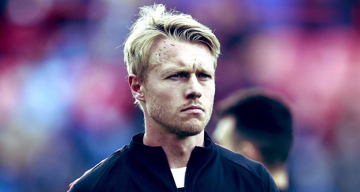 WilcoFtbl's tweet photo. Simon Kjaer. 

•Made sure Erikson didn’t swallow his tongue
•Made sure he was in a position where it’s possible to breathe in
•Was there to comfort Erikson’s wife on the pitch

Absolute hero. https://t.co/xkCv4n08vI