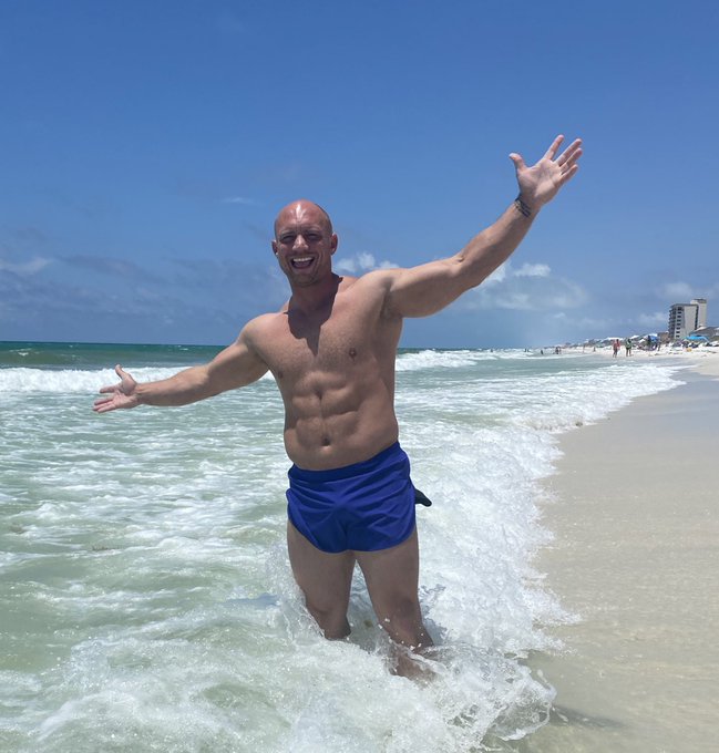 Daddy’s enjoying the Florida Coast! Checkout all my hot content. Click the link in the description. 