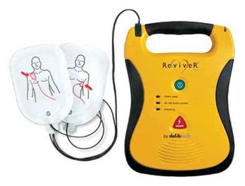 #Eriksen’i hayata döndüren cihaz: Otomatik Eksternal Defibrilatör (OED)

Hayati ritim bozukluğu olan ventriküler fibrilasyonu otomatik olarak tanıyıp elektroşok vererek kalbi hayata döndürür.

Stadlar ve havalimanlarında var ama insanların toplu olarak bulunduğu her yerde olmalı.