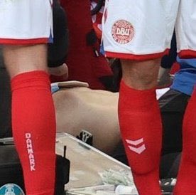 kardiyobey's tweet photo. #Eriksen’i hayata döndüren cihaz: Otomatik Eksternal Defibrilatör (OED)

Hayati ritim bozukluğu olan ventriküler fibrilasyonu otomatik olarak tanıyıp elektroşok vererek kalbi hayata döndürür.

Stadlar ve havalimanlarında var ama insanların toplu olarak bulunduğu her yerde olmalı. https://t.co/IqbpIBEWGr