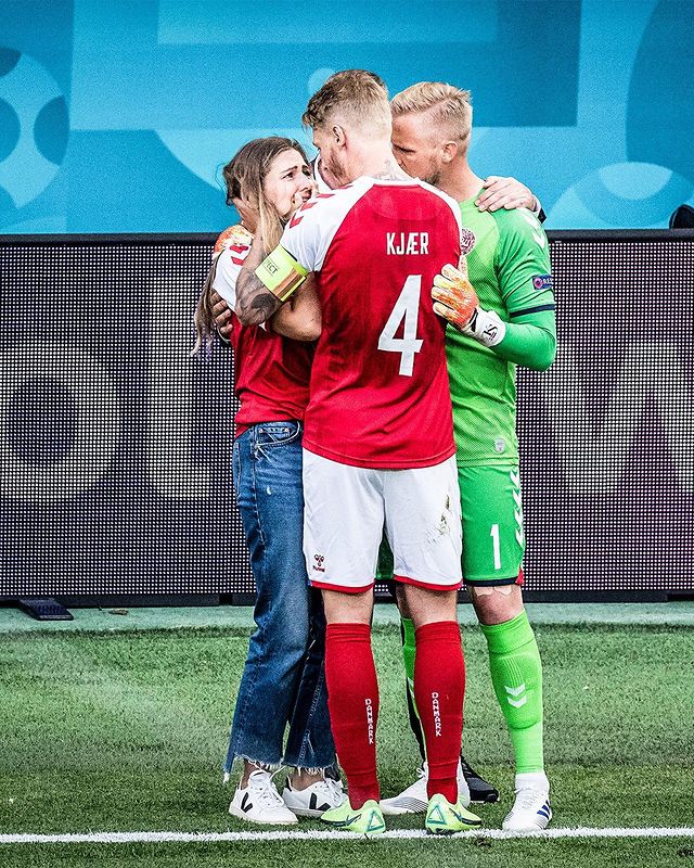 Bongtv_com's tweet photo. • Memberikan CPR
• Menahan lidah Eriksen agar tidak tertelan
• Meminta rekan rekan setimnya untuk bikin blockade saat Eriksen mendapat perawatan
• Menenangkan istri dari Eriksen.

CAPTAIN KJAER 👏 https://t.co/SBdYQvIJoj