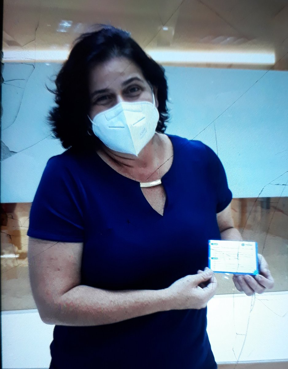 Vacinada, graças a Deus, ao SUS e à ciência. Continuo usando máscara, aliás, sigo tomando todos os cuidados e confesso que ando sem paciência pra quem não usa máscara, aglomera e defende o que não tem defesa. #VacinaSim #VacinaParaTodos