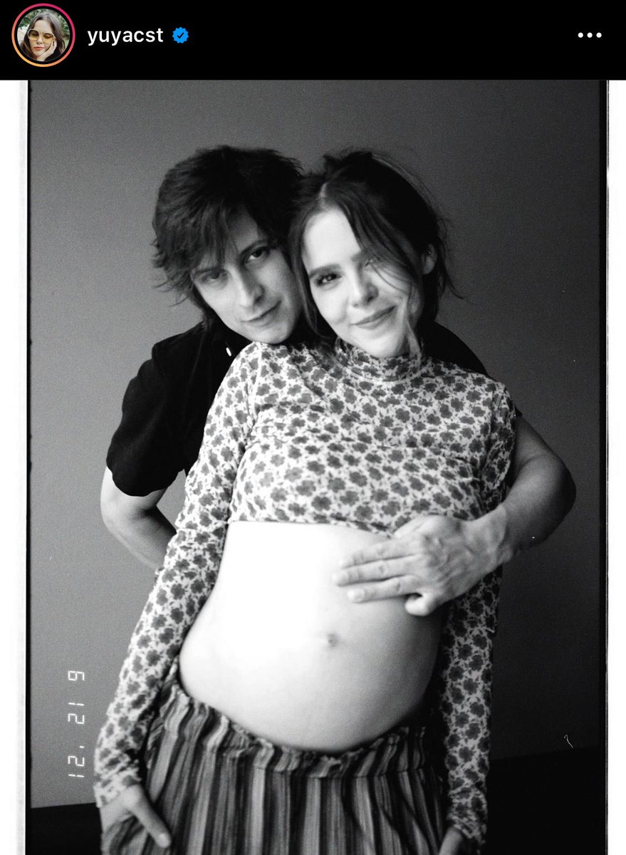 Hace años atrás miraba los vídeos de Yuya y me causaba mucha ternura la persona que era, ahora luego de mucho tiempo sin saber de ella, me entero que esta embarazada, quiero llorar de emoción, toda mi infancia se está casando y teniendo hijos. 🥺