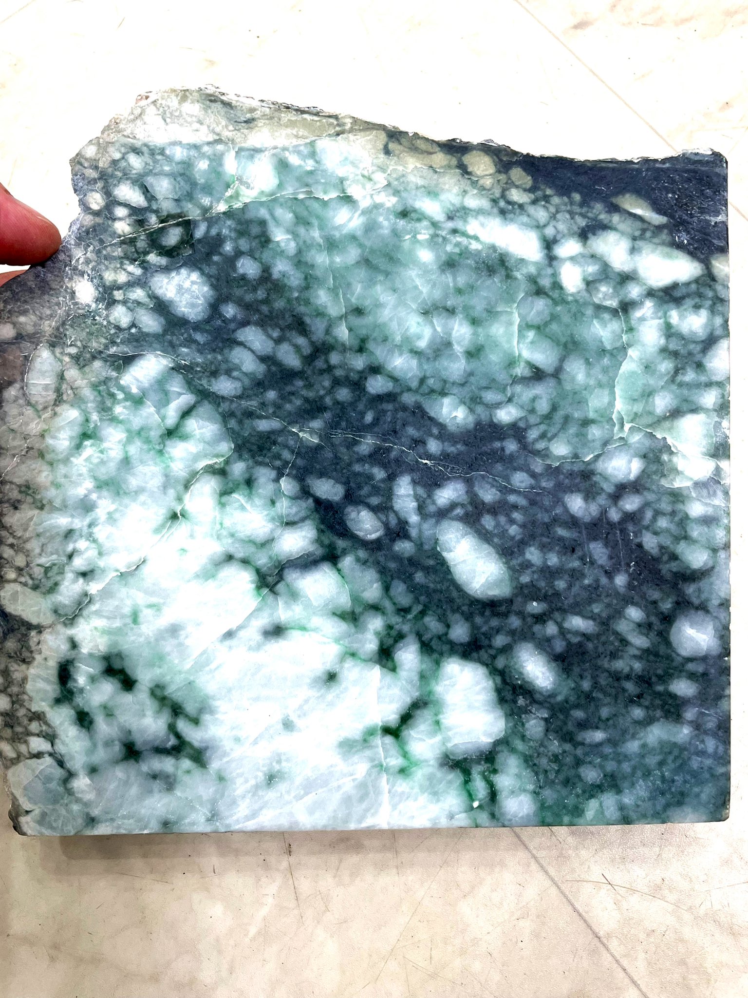 糸魚川　圧砕翡翠　勾玉作成用 糸魚川翡翠勾玉(30mm)―圧砕翡翠 - 有限会社勾玉屋